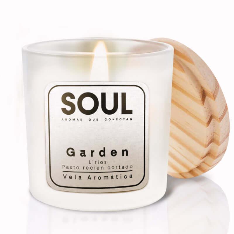 Vela Soul Garden: Lirios y Pasto